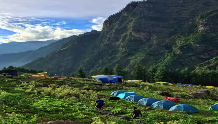 Beautiful view of Kasol featuring lush green mountains, flowing rivers, pine forests, and scenic trekking trails in Himachal Pradesh.